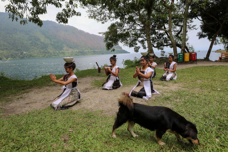 MENARI DI TEPI DANAU TOBA