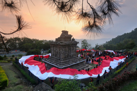 Hypeabis Merah Putih Di Candi Gedong Songo