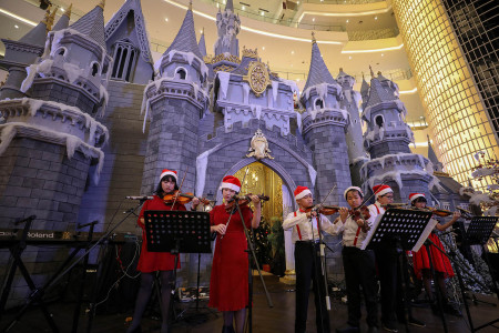 PUSAT PERBELANJAAN JELANG NATAL DAN TAHUN BARU