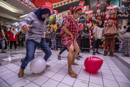Lomba Balap Balon Pedagang Pasar Beringharjo