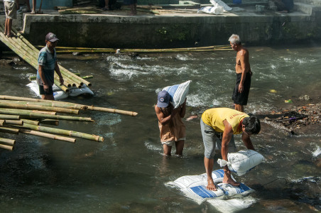 Kerja Bakti Membangun Jembatan di Sungai