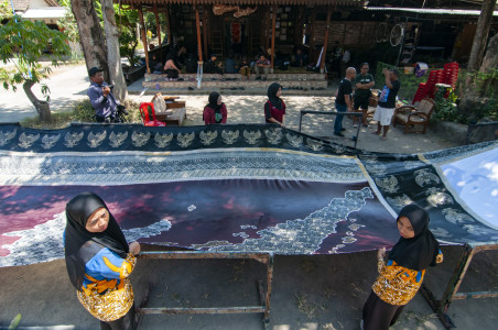 Pembuatan Batik Jumbo Bermotif Kepulauan Indonesia