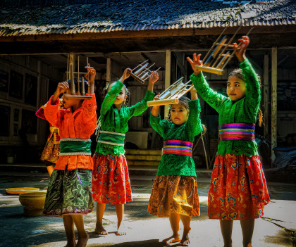 Memainkan Angklung Bersama