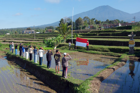 Upacara Bendera Di Persawahan