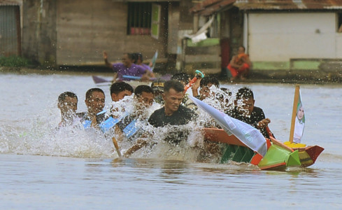 Saling Tabrakan Perahu Bidar Mini Palembang