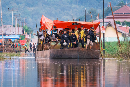 naik Ojek Perahu Demi Pendidikan