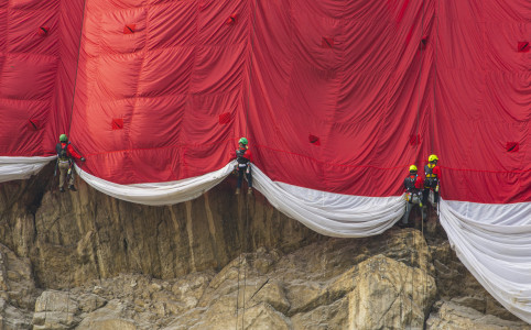 Mengibarkan bendera merah putih raksasa di tebing 125