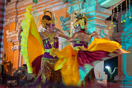 Menari tari tradisional