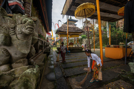Gotong Royong di Pura