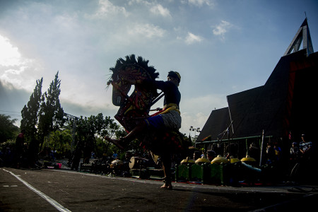 ATRAKSI KUDA LUMPING