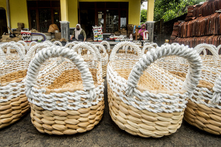 KERAJINAN BERBAHAN SERAT TUMBUHAN