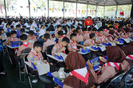 Kebersamaan Makan Gratis Untuk Pelajar