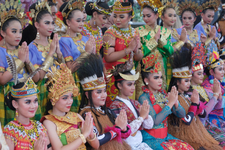 Perempuan Cantik Berbusana Adat Nusantara