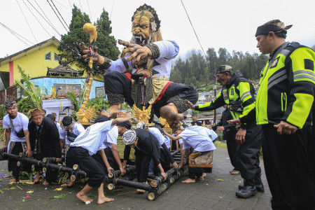 Kerjasama Mengotong Ogoh-Ogoh