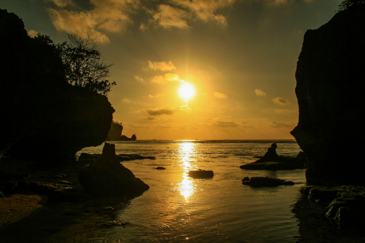 KEINDAHAN PANTAI PADANG PADANG