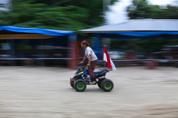 Membawa Simbol Negara