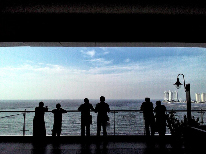 MENIKMATI PEMANDANGAN PANTAI UTARA JAKARTA