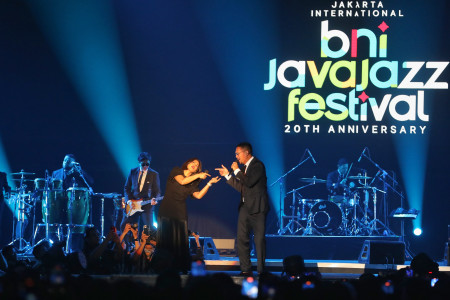 PENONTON BNI JAVA JAZZ FESTIVAL 2025 LARUT DALAM SENTUHAN MUSIK MALIQ & D'ESSENTIALS